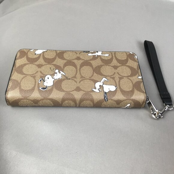 Coach x Peanuts Snoopy Wristlet Wallet - Picture 5 of 8